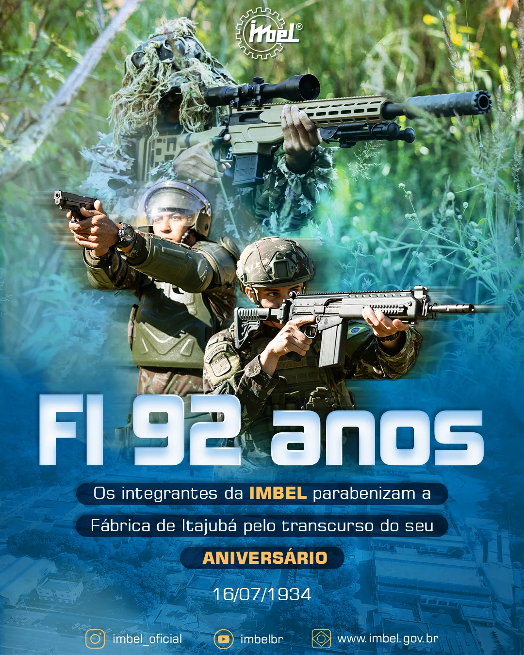 Arte comemorativa dos 92 anos da Fábrica de Itajubá (FI), com militares portando fuzil de precisão, pistola e fuzil IA2 sobre fundo de vegetação em tons de azul