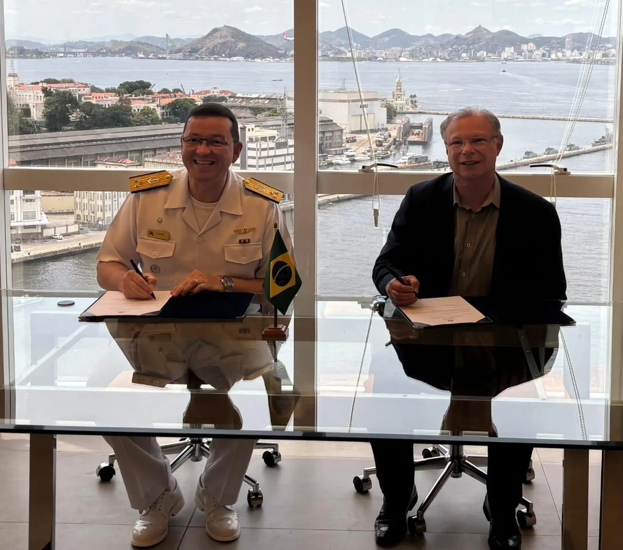 Marinha do Brasil adquire explosivos e pistolas IMBEL
